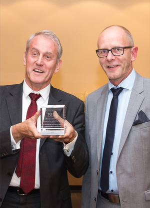 Der Präsident des BDÜ  überreicht den Hieronymus-Preis des Jahres 2015 an den Intendanten der Kölner Philharmonie