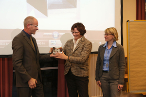 André Lindemann, Präsident des BDÜ, überreicht den Hieronymus-Preis des Jahres 2013 an Vertreter der DVB Bank SE. Foto: Ernst Stratmann