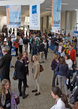 BDÜ-Fachkonferenz 2012: Teilnehmer im Foyer