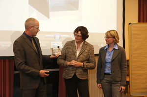 André Lindemann, Präsident des BDÜ, überreicht den Hieronymus-Preis des Jahres 2013 an Vertreter der DVB Bank SE. Foto: Ernst Stratmann