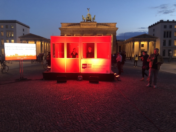Rote Dolmetschkabine vor dem Brandenburger Tor